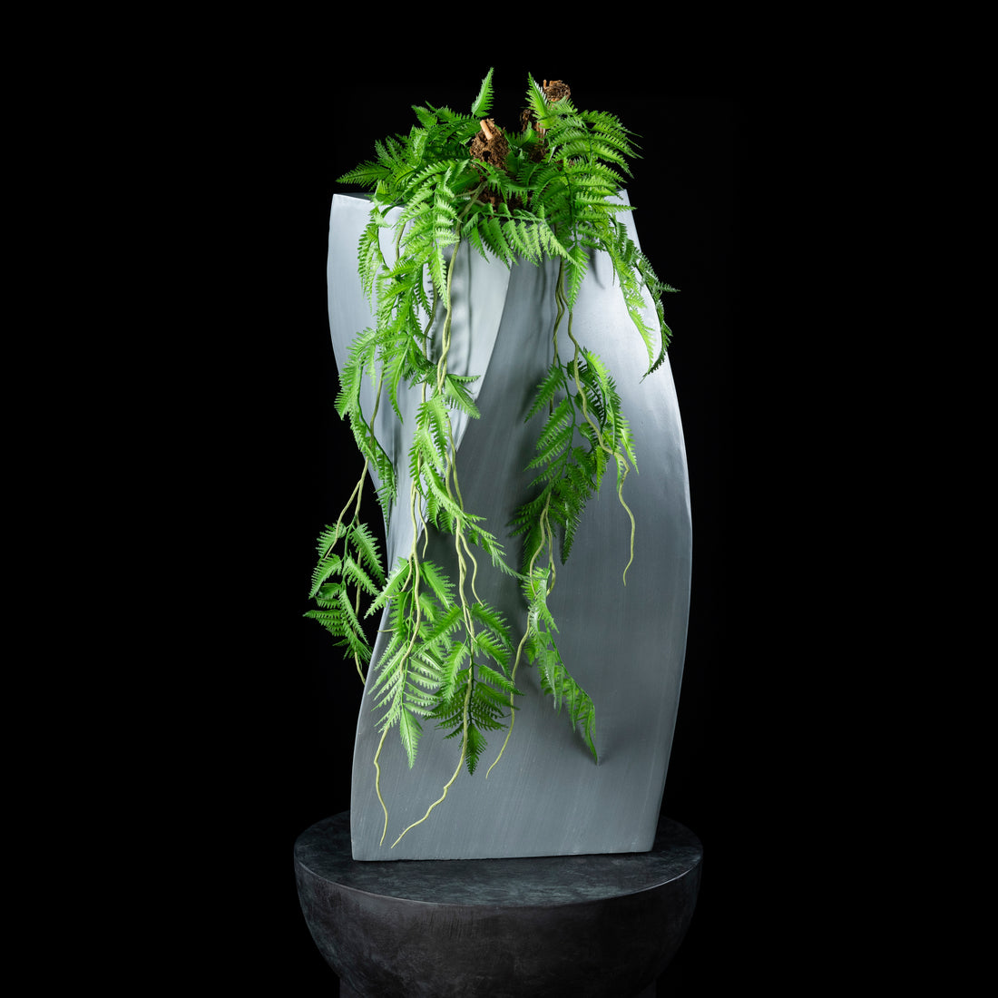 Vase Design — vue de face, détail forme et finition du vase design réaliste